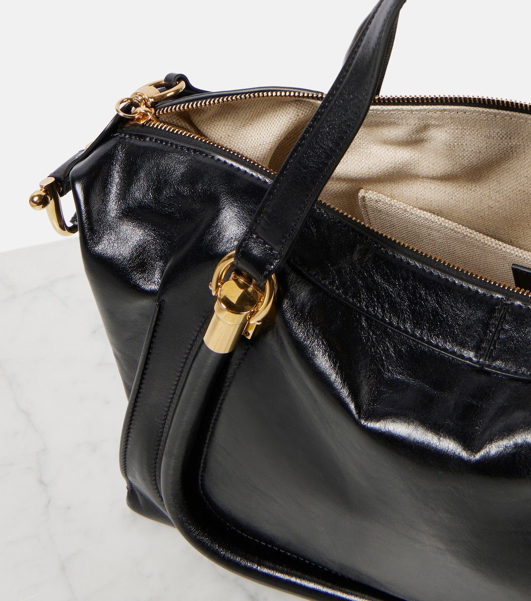 Paraty 24 Medium leather shoulder bag in black - Chloe | iBrandZone